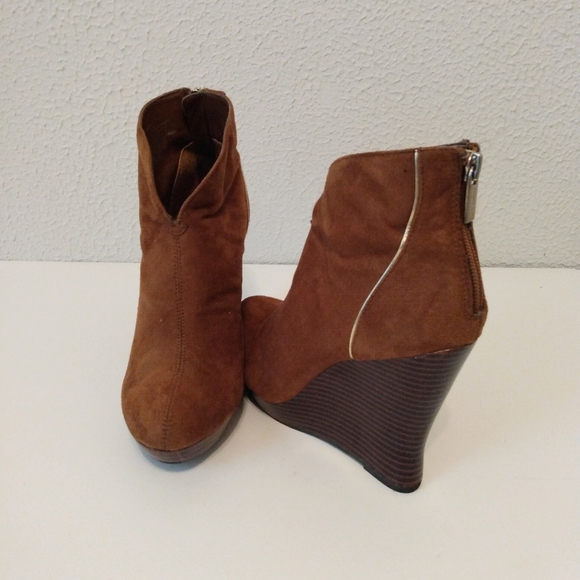 Jennifer Lopez Brown Gold Faux Suede Zip Ankle 4 1/4" Wedge Bootie Heels sz 6 - Picture 2 of 15